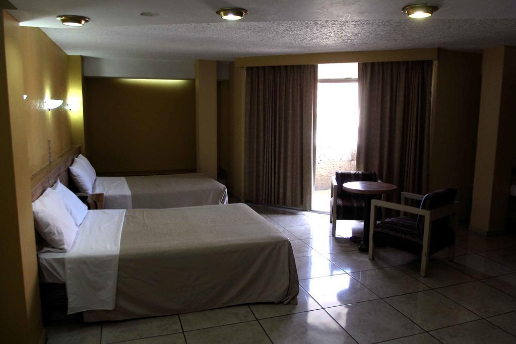 Hotel Universo غوادالاجارا الغرفة الصورة